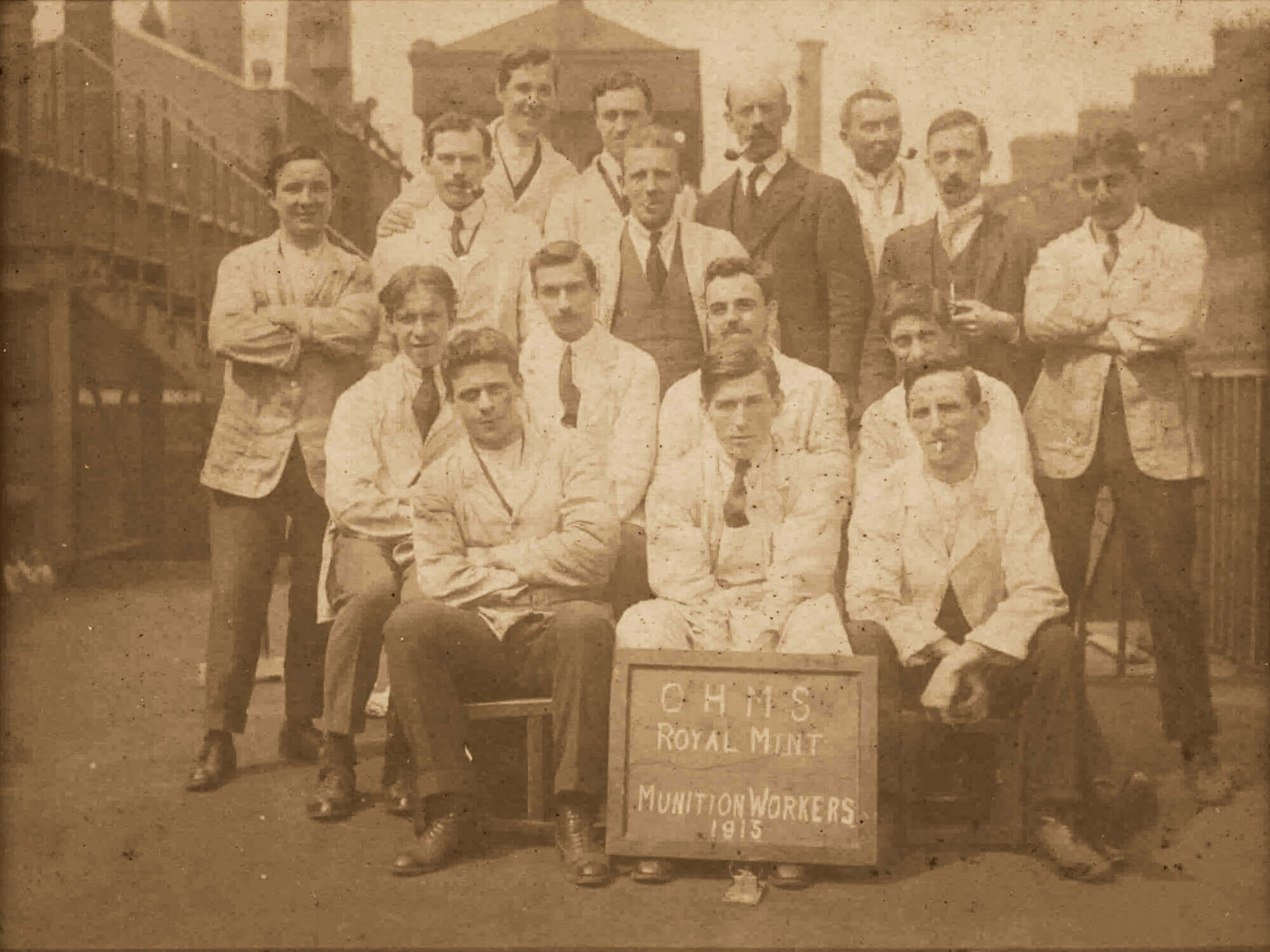 Munitions workers- 1915.jpg
